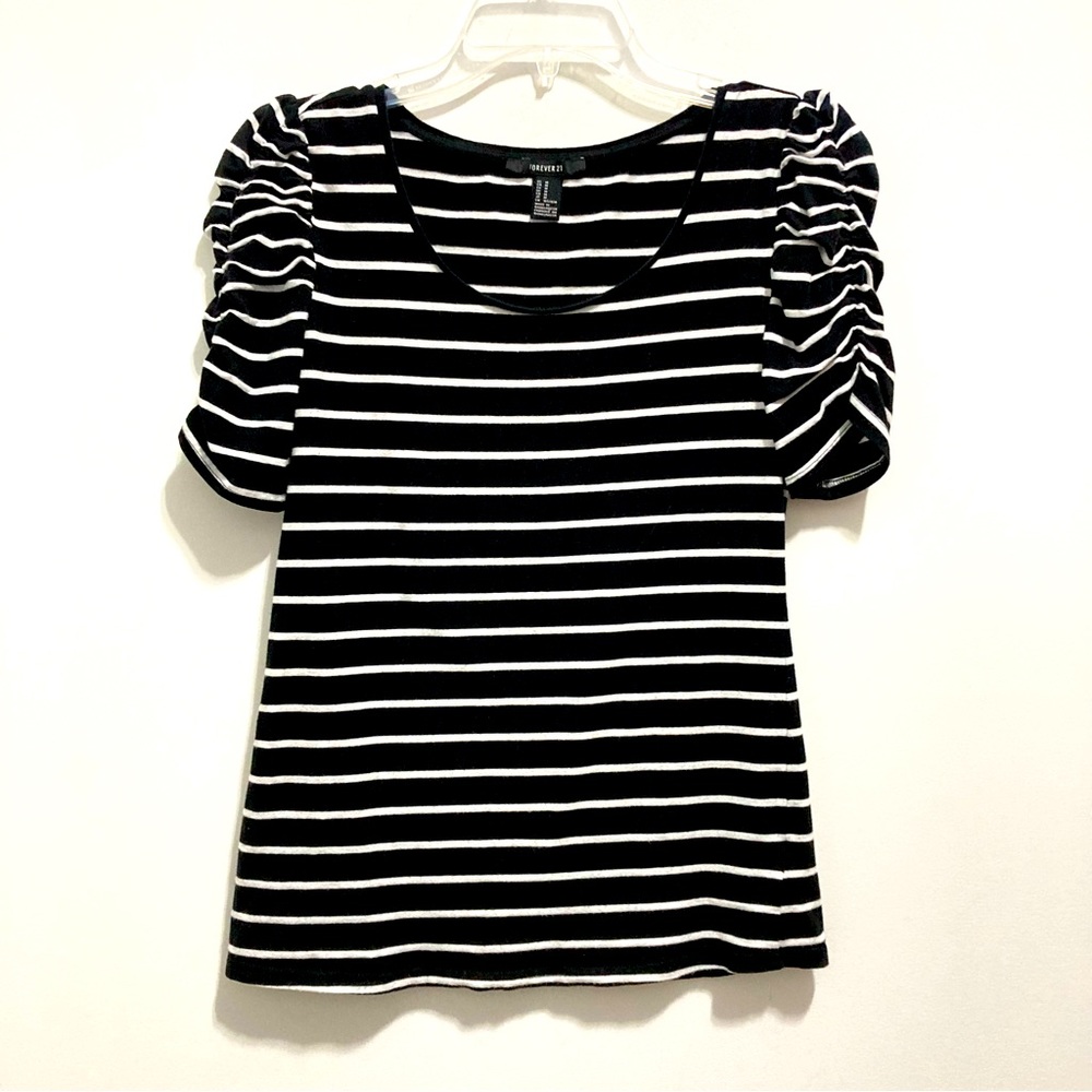 Forever 21 Women’s Short Sleeves White & Black Striped Top - Picture 1 of 6